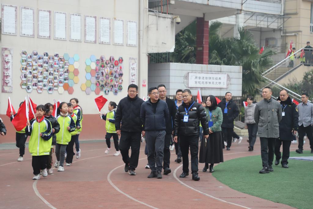 龚建海一行到双河中心小学进行节前安全检查工作
